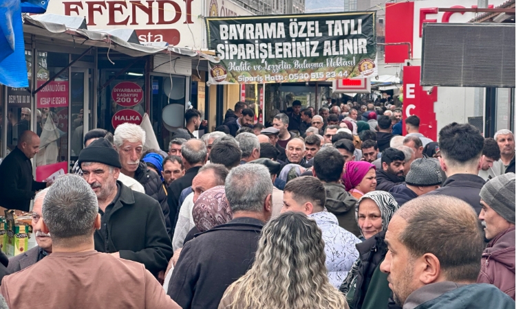 Malatya'da Arife Günü Akpınar Girişinde İnsan Seli Oluştu! Vatandaşlar Yürümekte Güçlük Çekti