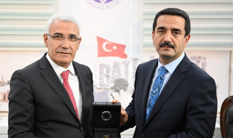 Sahil Yapan Gitti, Merasim Yapan Geldi