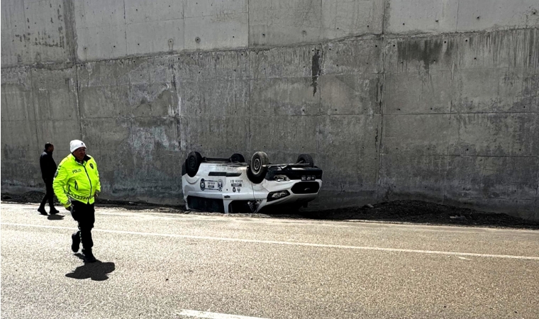 Akçadağ'da Belediye Personelini Taşıyan Araç Yoldan Çıkarak Ters Döndü
