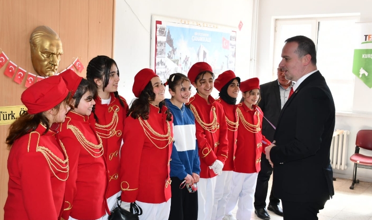 Kurşunlu Köyünde 23 Nisan Heyecanı: Başkan Karademir Öğrencileri Hediyelerle Sevindirdi