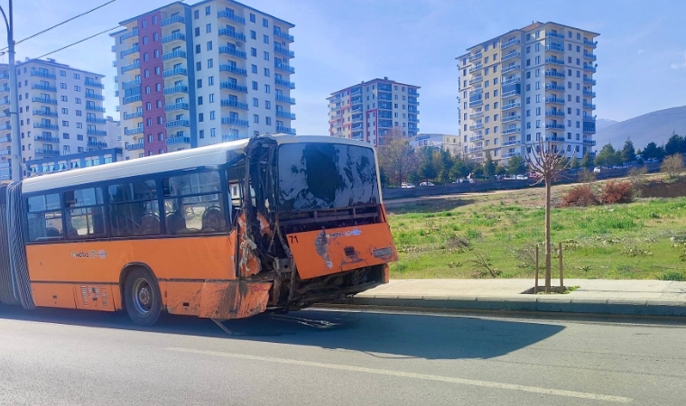 Üniversite Yolunda Kaza Şoku: Yaralı Sayısı Yirmiye Yükseldi