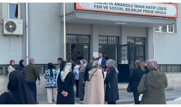 Veliler Kapıda Öğrenciler Sırada: Malatya’da Bursluluk Sınavına Yoğun Katılım...