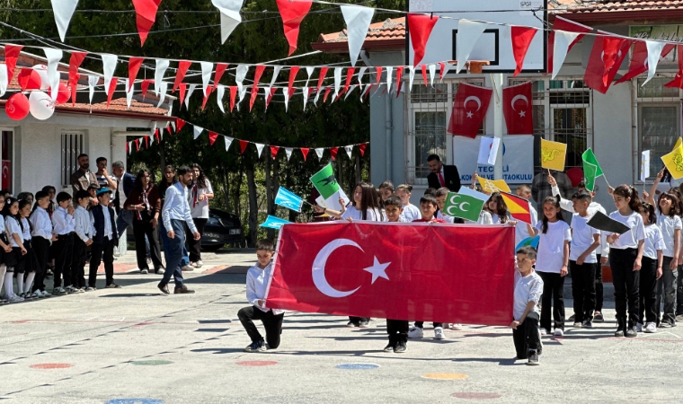 Yazıhan Kaymakamı Osman Kurt Bocce Sahasında Çocukların Bayram Coşkusuna Katıldı