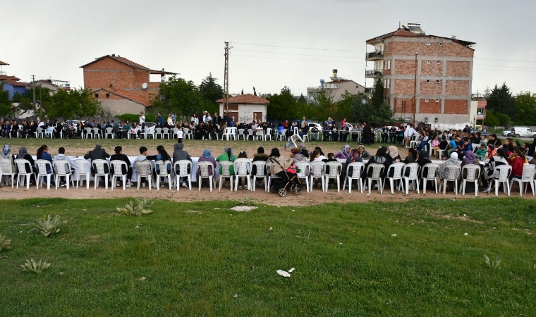 Cemal Gürsel Mahallesi'nde Anneler Günü Etkinliği Yağmura Rağmen Şölen Havasında Geçti
