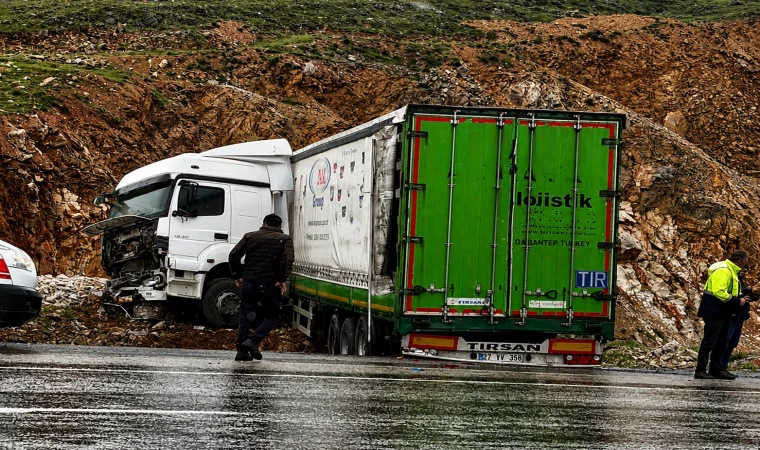 Erkenek Rampasında Kontrolden Çıkan Tır Dehşet Saçtı