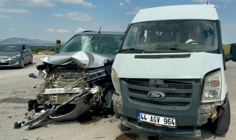 Kavşaktaki Kazada Yaralanan Sekiz Kişi Hastaneye Kaldırıldı