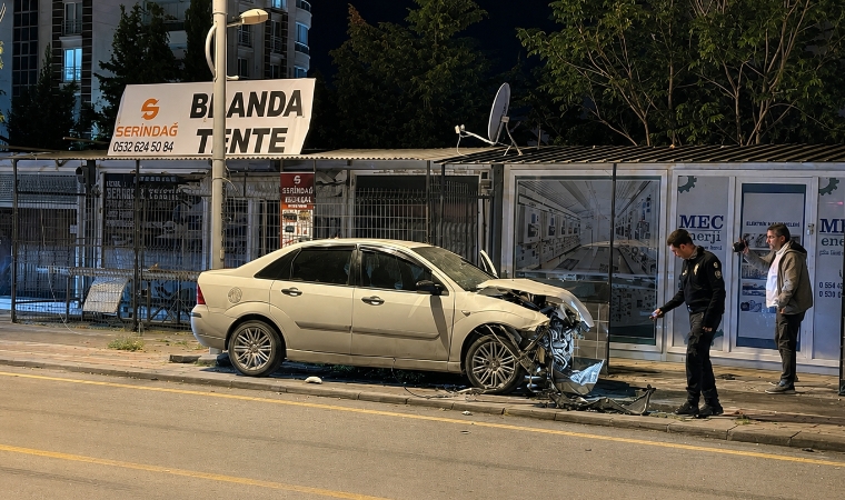 Malatya'da İki Otomobil Çarpıştı: Savrulan Araçlar Konteyner ve Direğe Çarptı
