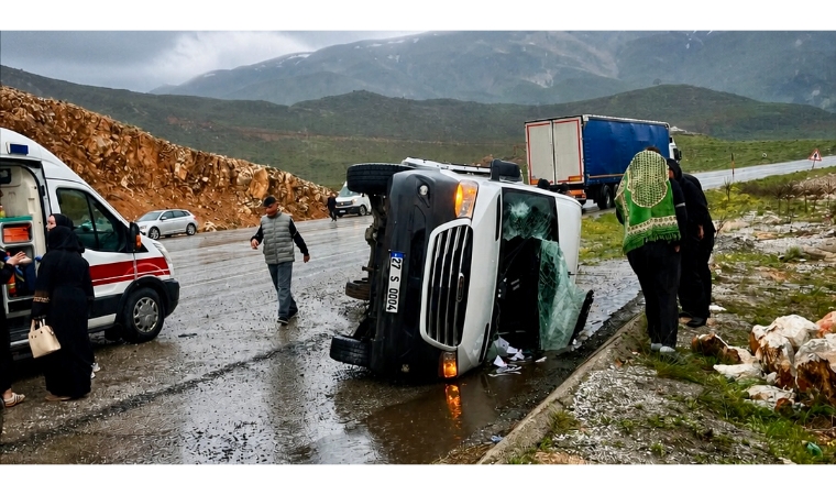 Mevlit Yolunda Korkunç Kaza: Minibüs Devrildi 12 Yaralı Var