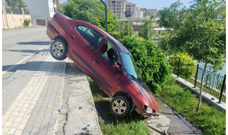 Battalgazi İlçesinde Kontrolden Çıkan Otomobil Dere Yatağının Eşiğinde Asılı Kaldı