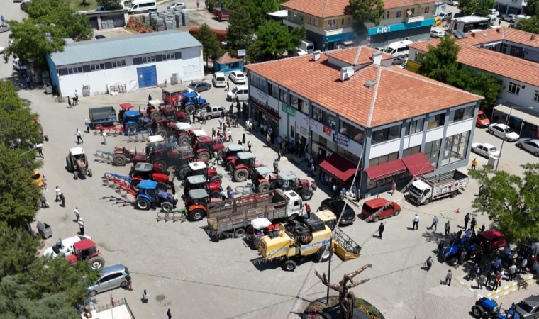 Borçlarımızı Bile Ödeyemeyiz Diyen Arguvanlı Üreticiler İlçe Merkezinde Toplandı
