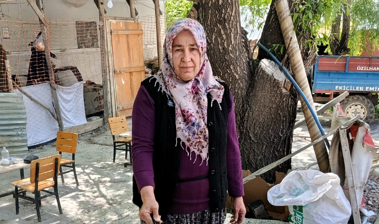 Depremzede Annenin Yol Kenarındaki Örnek Yaşam Mücadelesi Diş Hekimliği Okuyan Çocuğuna Umut Oluyor