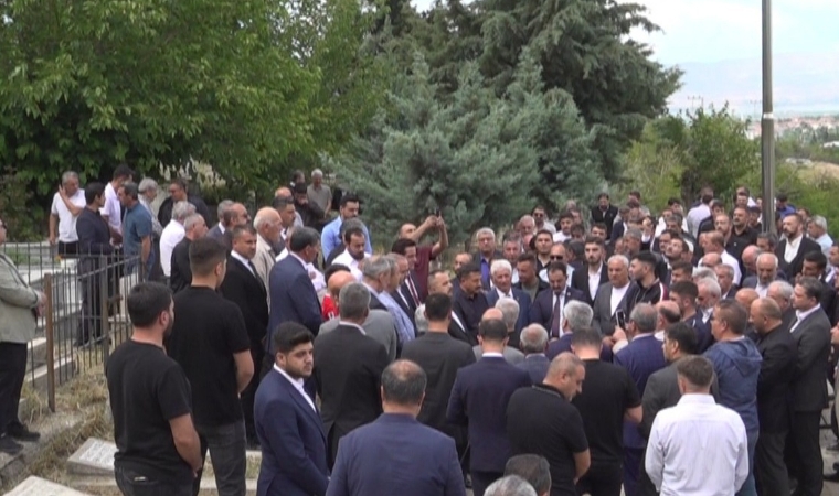 Karababa Mezarlığında Bir Araya Gelen Partililer Şehit Kabirlere Karanfil Bıraktı