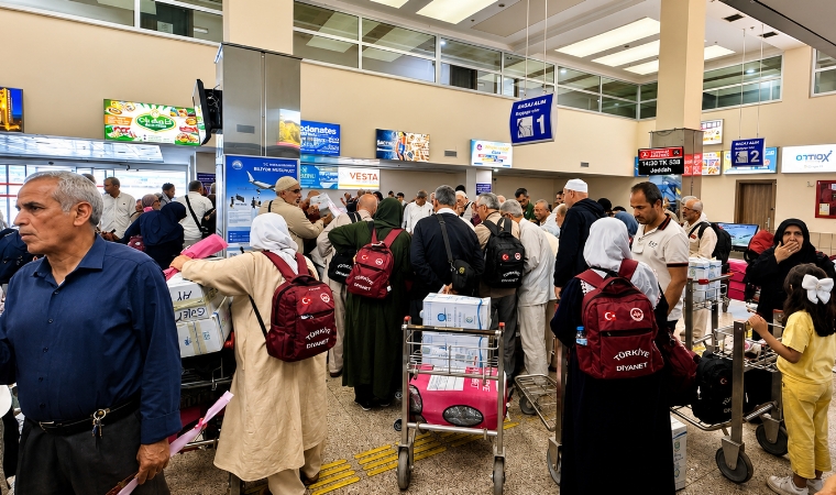 Kutsal Topraklardan Dönen Malatyalı Hacılar Havalimanında Güllerle ve Gözyaşlarıyla Karşılandı