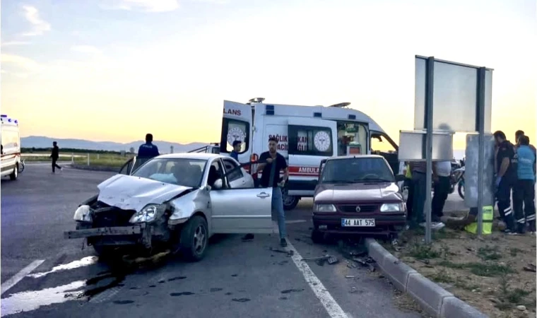Kuzey Çevreyolu’nda İki Otomobil Çarpıştı: Yaralılar Var