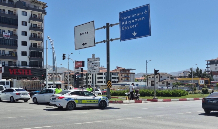 Malatya Çevreyolunda Sivil Polis Aracı İle Motosiklet Çarpıştı: Asfalta Savrulan Sürücü Yaralandı