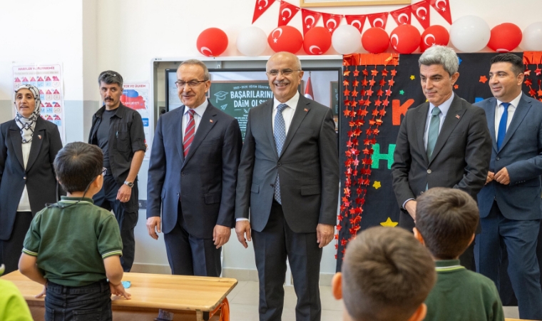 Malatya'da 147 Bin Öğrenci Karne Aldı! Vali Yavuz Karne Töreninde Aileleri Dijital Tehlikelere Karşı Uyardı