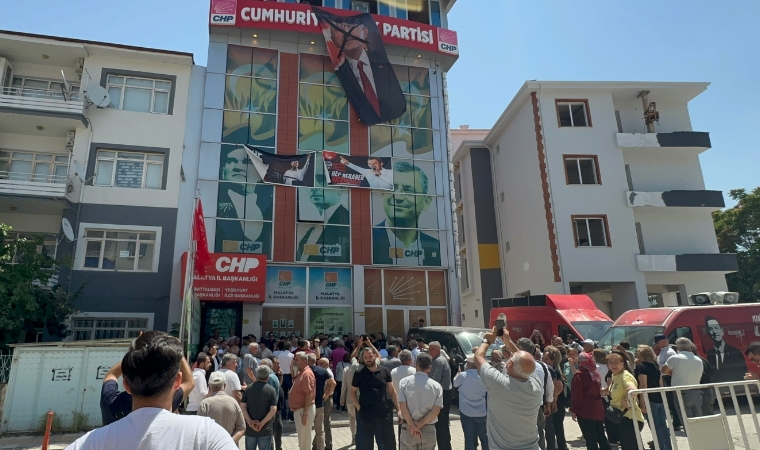 Malatya’da Cumhuriyet Halk Partisi İl Binası Önünde İpler Koptu ve Parti Karıştı!