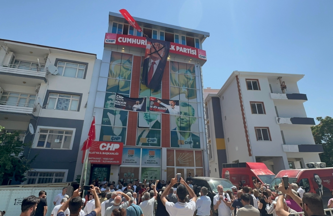 Malatya’da Cumhuriyet Halk Partisi İl Binası Önünde İpler Koptu ve Parti Karıştı!