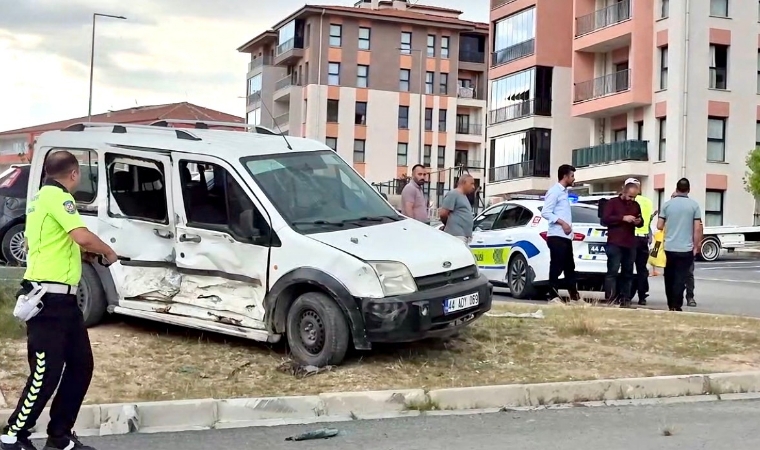 Malatya'da Sabah Saatlerinde Korkutan Çarpışma: İki Kişi Yaralandı
