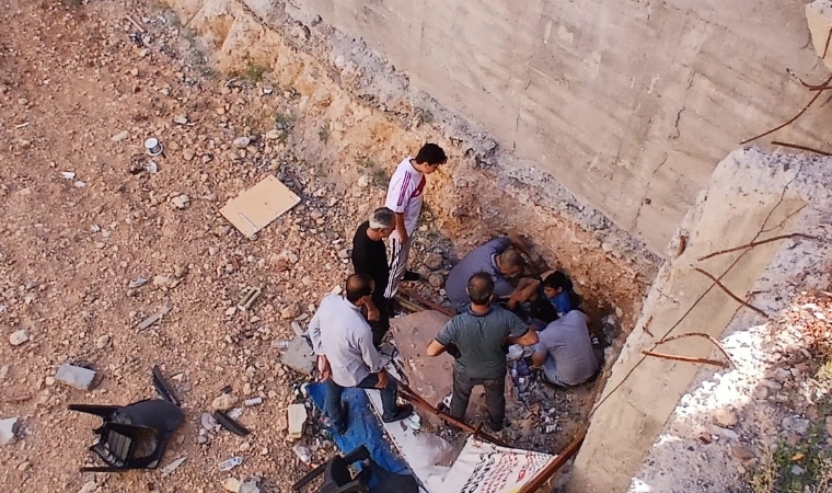 Semt Pazarının Yanındaki İnşaat Alanında Korkutan İhmal...