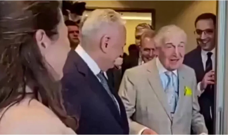 Sevgi BERK / Perdenin Arkasında Kalan Sizsiniz, Biz Değil!