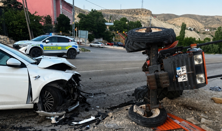 Somuncubaba Kavşağı'nda Korkutan Kaza: Otomobil ile Traktör Çarpıştı
