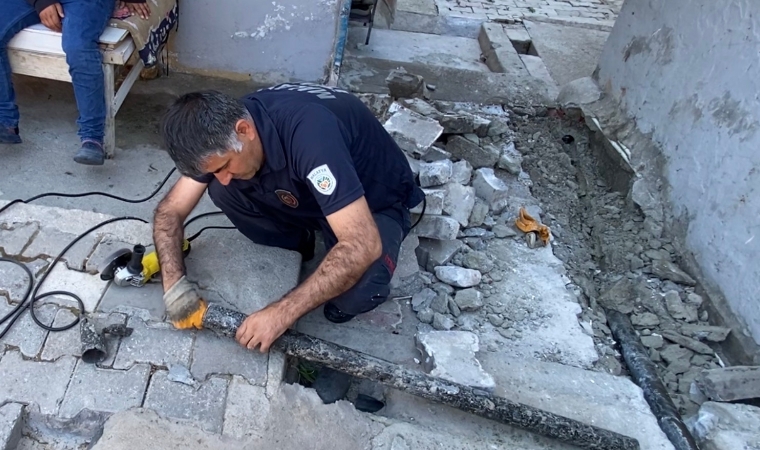 Su Tahliye Borusuna Sıkışan Yavru Kedi İçin İtfaiye Ekipleri Zamanla Yarıştı