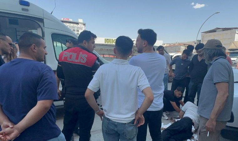 Terminal Caddesinde Çıkan Bıçaklı Kavgada Yabancı Uyruklu Bir Genç Kanlar İçinde Kaldı