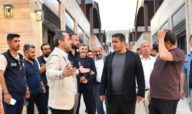 Yeni Çarşı'da Teslimatlar Devam Ediyor! Yeraltı Otoparkı Pazartesi Günü Açılıyor, Çarşıdaki Prefabrik Yapılar Kaldırılıyor