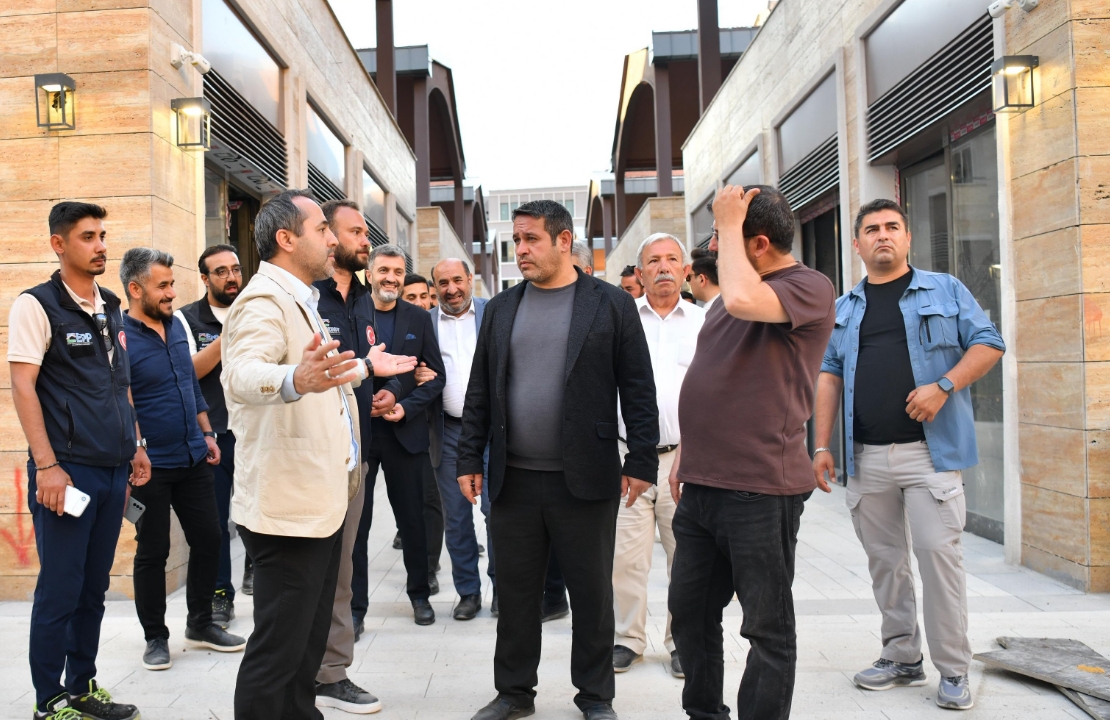 Yeni Çarşı'da Teslimatlar Devam Ediyor! Yeraltı Otoparkı Pazartesi Günü Açılıyor, Çarşıdaki Prefabrik Yapılar Kaldırılıyor