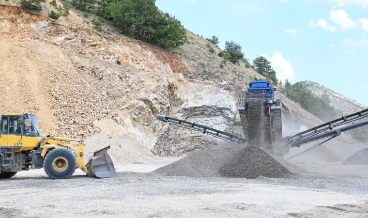 Arapgir Kuluncak ve Pütürge İlçelerinde Kurulan Taş Ocakları Sayesinde Kırsal Yollar Yenileniyor