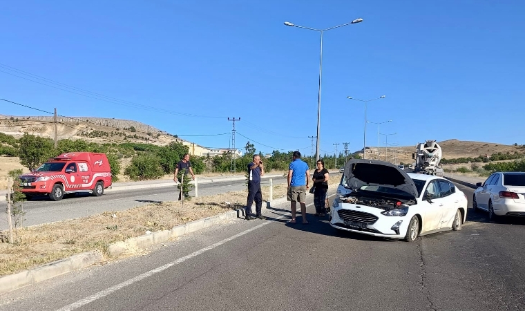Arguvan Kavşağı'nda Faciadan Dönüldü! Kontrolden Çıkan Araç Refüjü Aştı