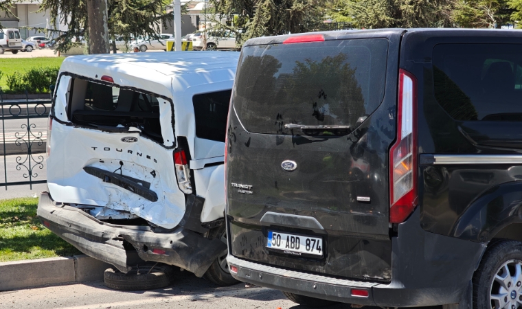 Buhara Bulvarı Üzerinde Üç Araç Birbirine Girdi! Yaralılar Var