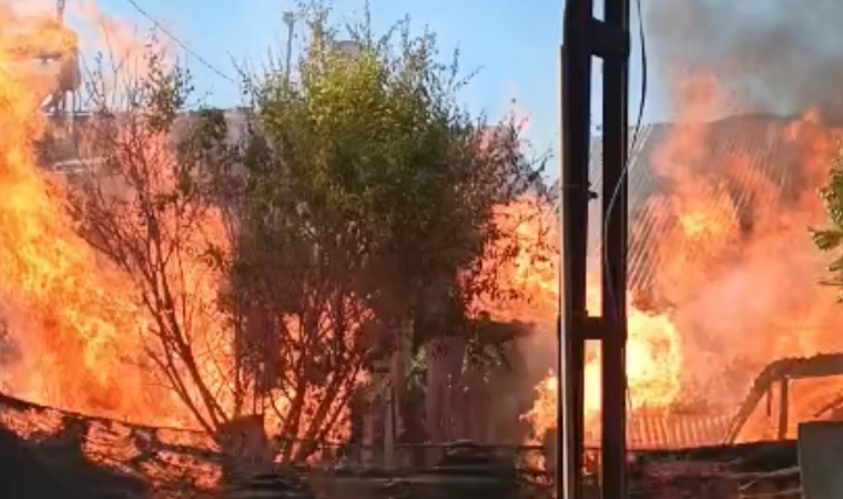 Dilek Mahallesi Uğrak Caddesi'nde Çıkan Yangında Bir Ev ile Ekmek Damı Tamamen Kül Oldu