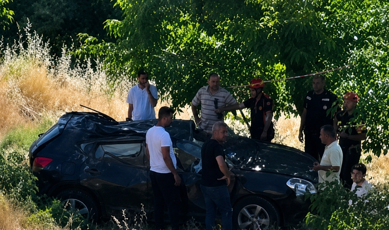 Direksiyon Hakimiyetini Kaybeden Sürücü Kayısı Bahçesinde Can Pazarı Yaşadı