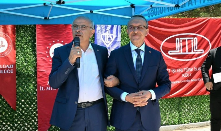Fotoğraf Siyaseti Eleştiri Oklarının Hedefinde: Önemli Olan Kareyi Değil Makamı Taşımaktır