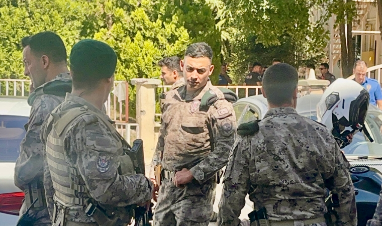 Havaya Ateş Açıp Apartmana Saklanan Şüpheli Polis Ekiplerince Ablukaya Alındı