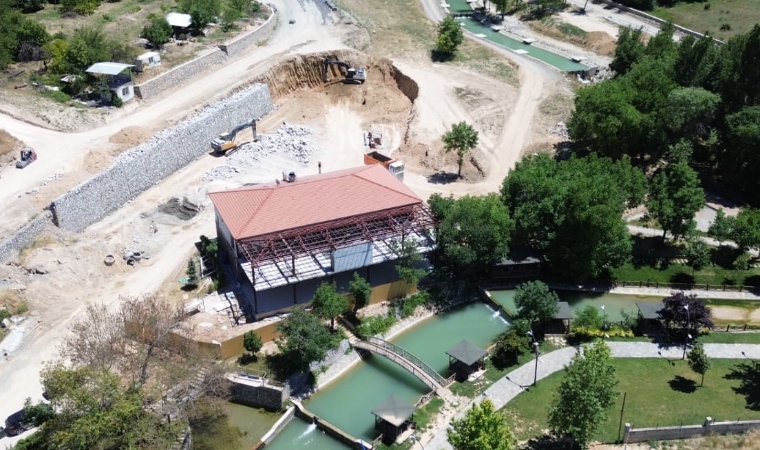 İlçedeki Parklar Belediyenin Kendi Tesislerinde Ürettiği Bitki ve Çimlerle Yeşilleniyor