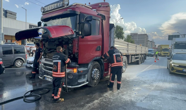 Malatya Çevreyolunda Alev Alan Tır Trafiği Felç Etti