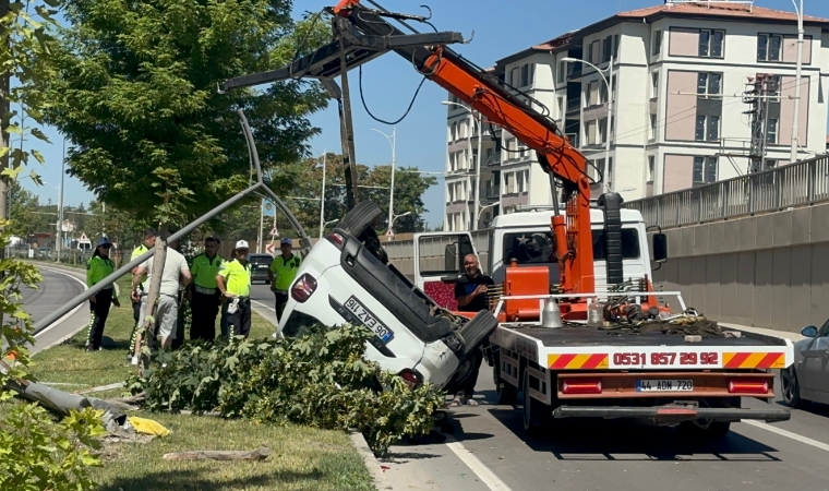 Malatya Elazığ Karayolunda Korkutan Kaza! İki Araç Çarpıştı Biri Refüje Çıkıp Ters Döndü