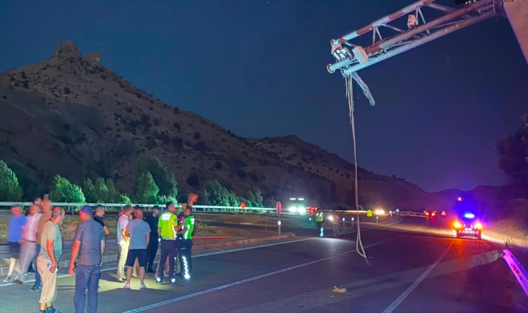 Hekimhan Karayolunda Kamyon Mobese Direğine Çarptı Yol Trafiğe Kapandı