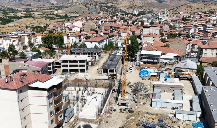 Tarihi Çarşı Kabuk Değiştiriyor: Hekimhan'da Yeni Binaların Yükselişi Drone ile Görüntülendi