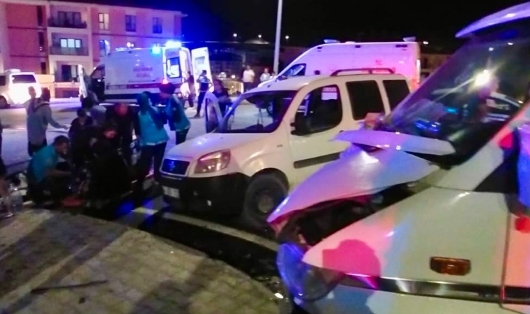 Yeşilyurt'ta Çekici ile Hafif Ticari Araç Çarpıştı 5 Kişi Yaralandı