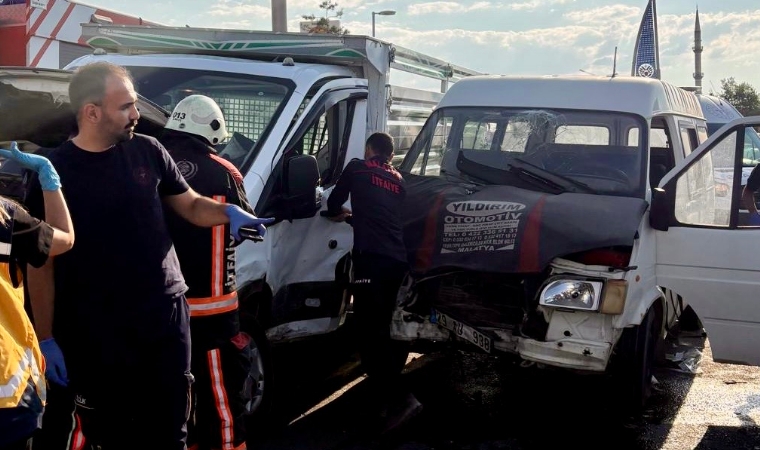 Yeşilyurt’ta Minibüs İle Kamyonet Çarpıştı! Can Pazarı Yaşanan Kazada Altı Kişi Yaralandı