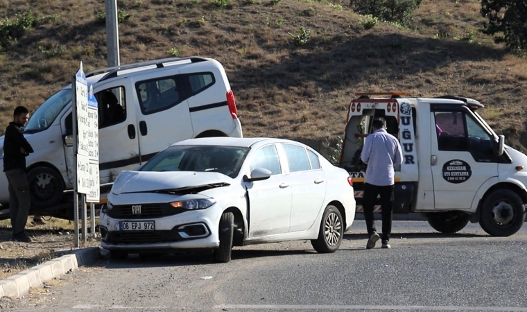 Arguvan Kavşağı'nda Yaşanan Kazada Karı Koca Yaralandı
