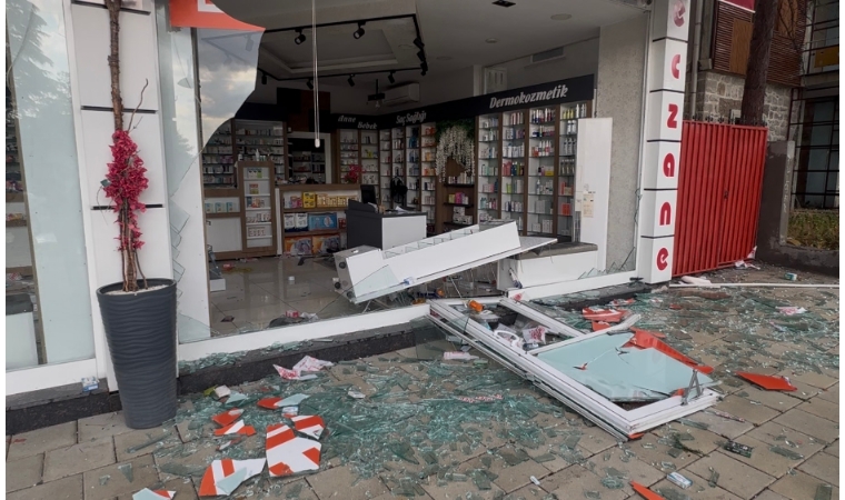 Dakikalar İçinde Malatya’yı Vurdu: Çatılar Uçtu, Ağaçlar Devrildi, Yollar Göle Döndü