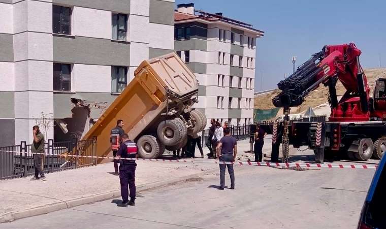 Freni Boşalan Hafriyat Kamyonu TOKİ Binasına Çarptı