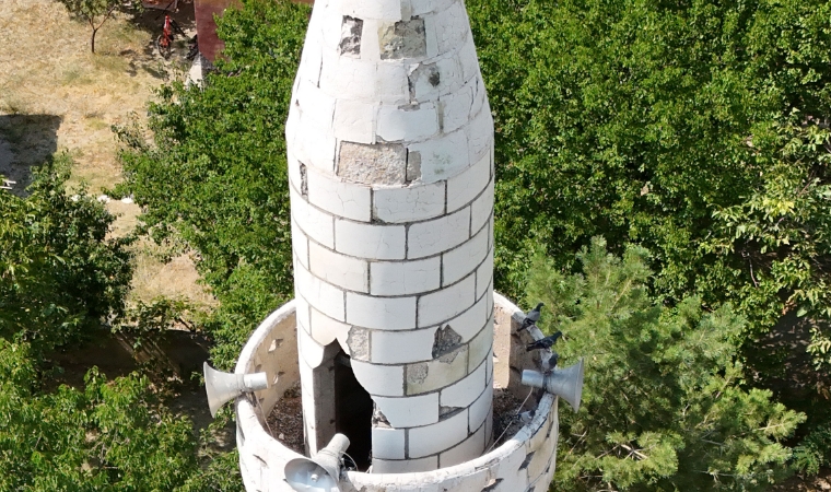 Hafız Camii’nin Hasarlı Alemi Üç Yıldır Onarılmayı Bekliyor