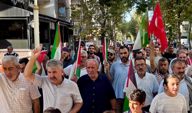Kanalboyu’ndan Kernek Meydanı’na Yürüyen Katılımcılar Uluslararası Topluma Çağrıda Bulundu