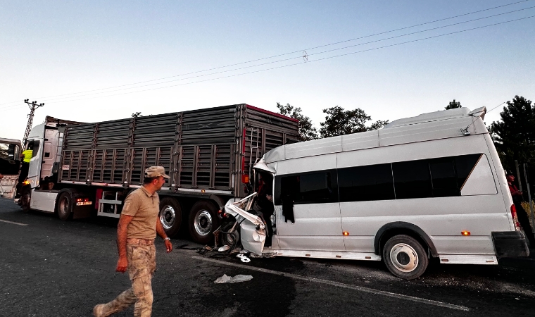 Kayısı İşçilerini Taşıyan Minibüs Tıra Çarptı: 3'ü Ağır 18 Kişi Yaralandı